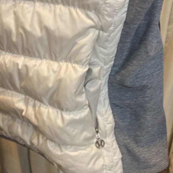 Lululemon light weight with stretchy, thumb holes and 2 pockets - Picture 8 of 8
